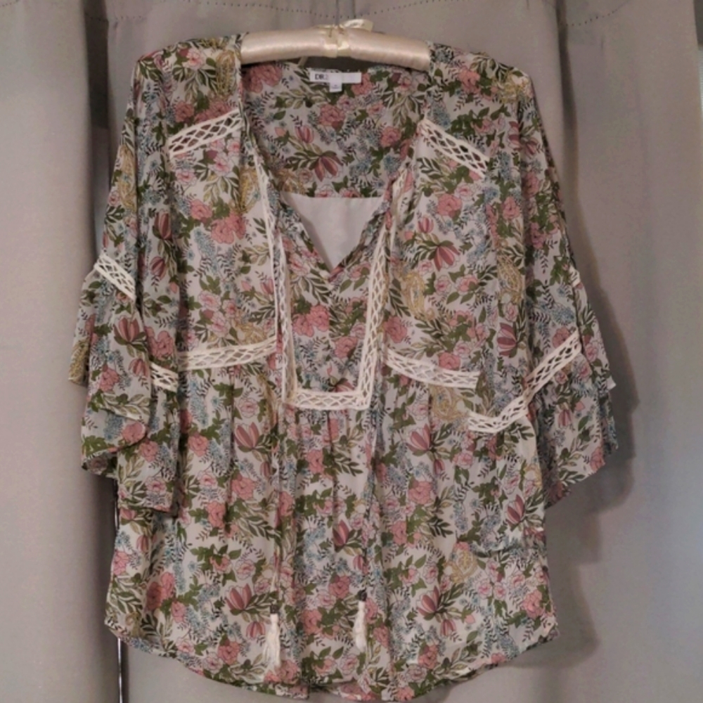 DR2 Daniel Rainn Bell Sleeve Floral Blouse Top